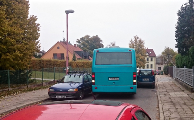 autobus mezi auty slunečná