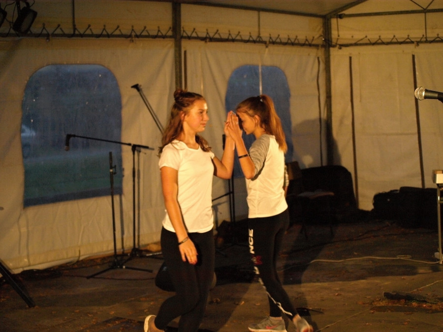Veru a Maky uily ptomn idovsk tanec, u vytren byly hlavn dti. Zdroj: http://ditajarosova.blog.idnes.cz/blog/blog.aspx?c=556257&x=socialky_facebook_c