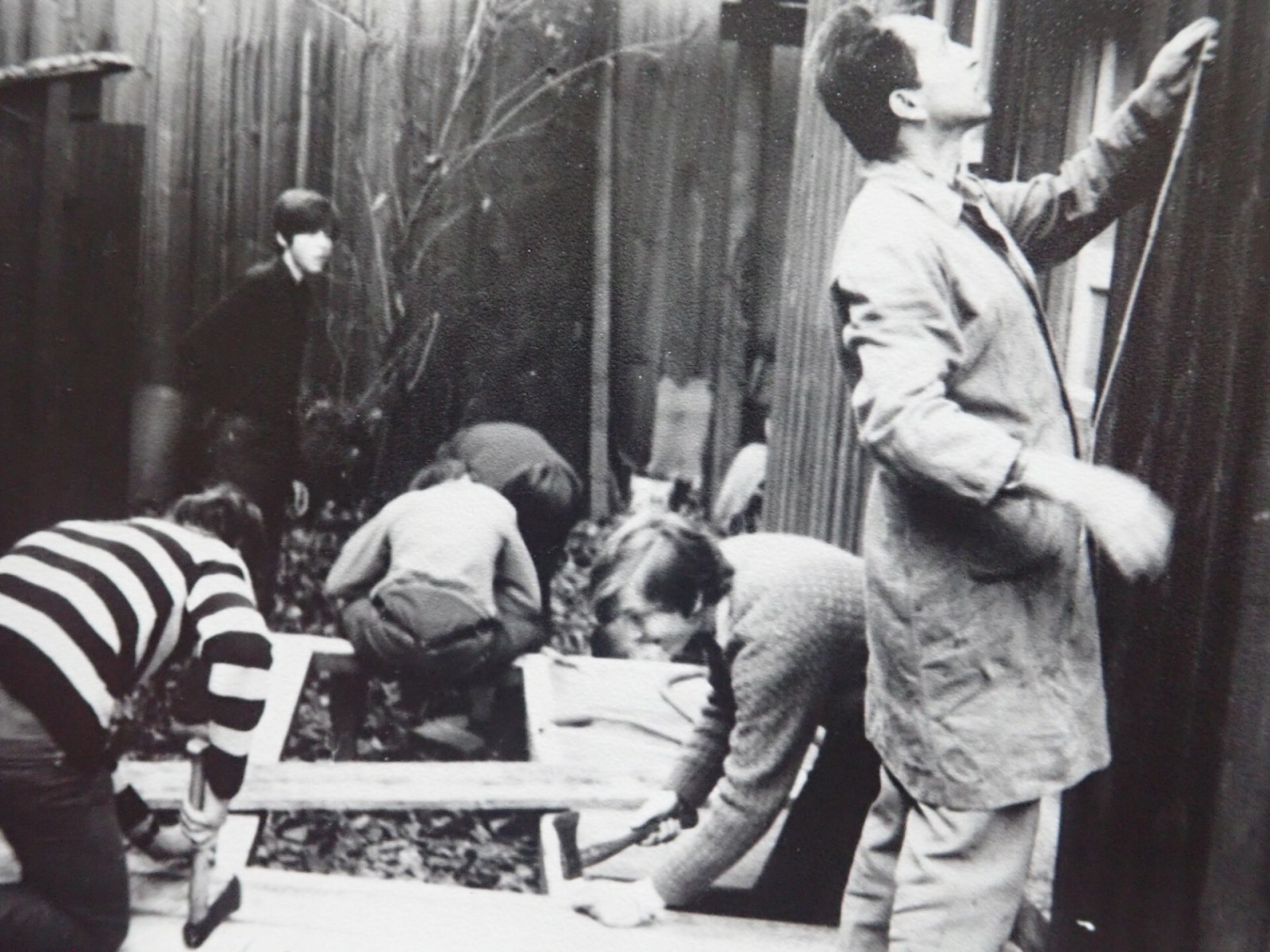 Budování klubovny na Zlatničce v roce 1968. Br. O.Hak, br. B. Káde a br. J. Šícha