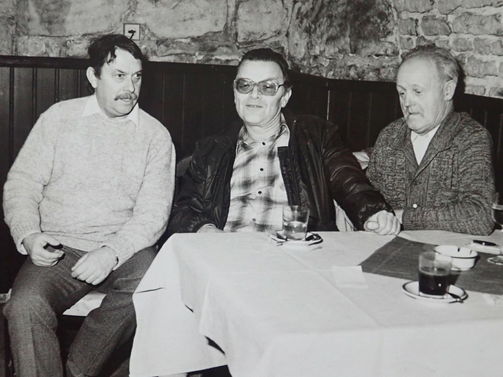 První schůzka skautů za účelem obnovení činnosti Junáka ve Dvoře Králové se konala 7. 12. 1989 ve Staré radnici