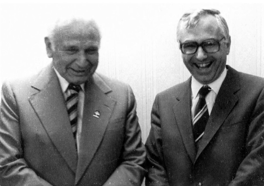 V roce 1975 s profesorem Ephraimem Kacirem (Katchalskim), v letech 1973 až 1978 prezidentem Izraele. Zdroj: https://www.zvicinatv.cz/historie/osobnosti/em-univ-prof-rndr-karel-martinek-drsc.html ZvičinaTV.cz