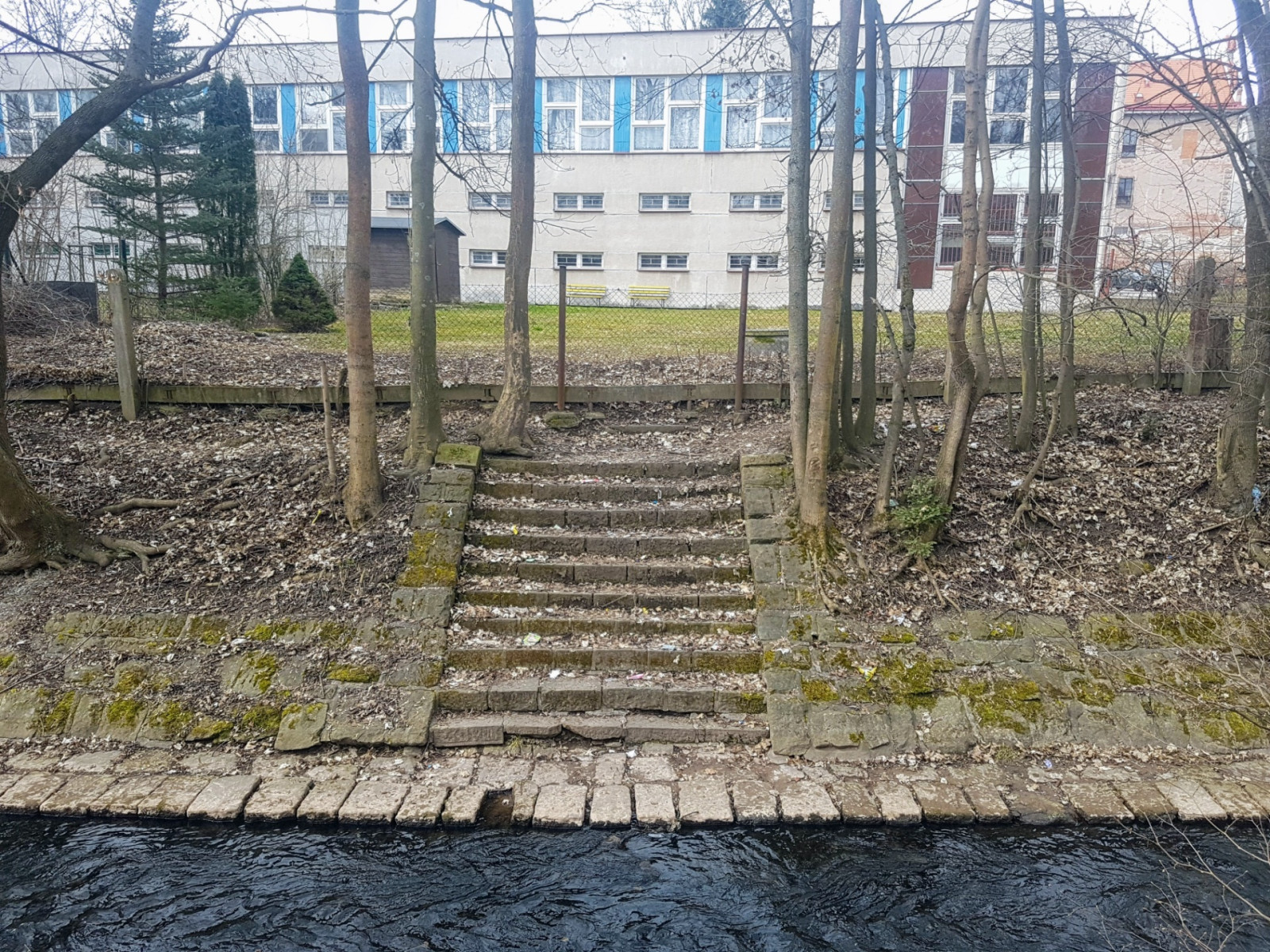 Schodi�t� od �koln� j�delny - taky vid�te d�ti, jak tam sed� a kl�bos�?